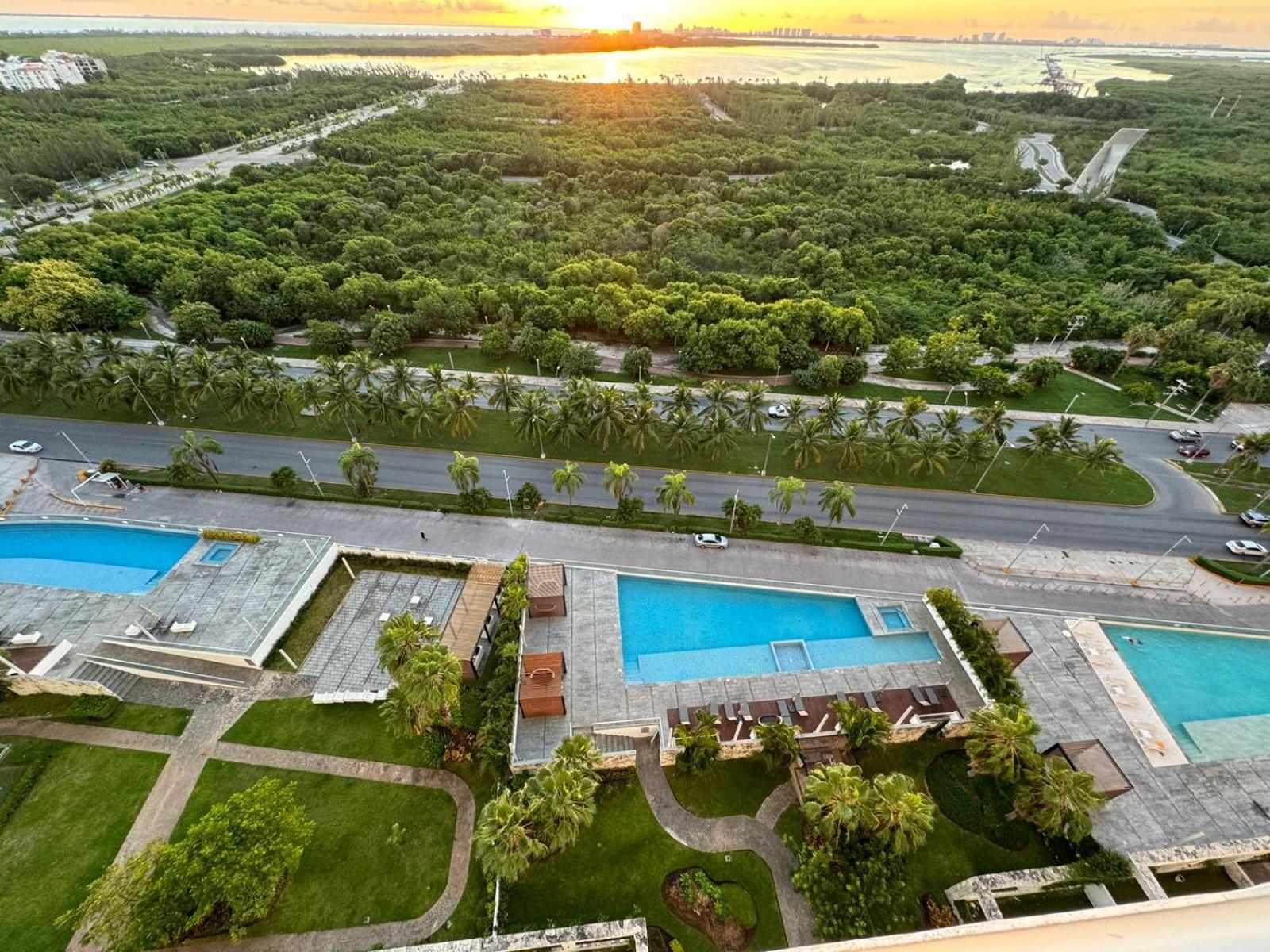 Travel Hotel *